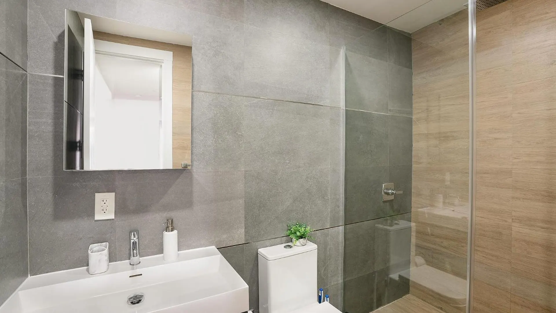 1597-Phn Ph Duplex -Private Outdoor 2Bath Apartment New York 0*,